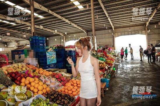 装修工在线：爱丝写真，一言不合就俩人抬瓷砖？