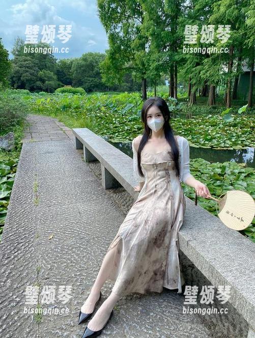 July芝岚 微密圈 - 提到汽车,肯定不能少了July芝岚的绝美套图,反正车子只是一种背景嘛。