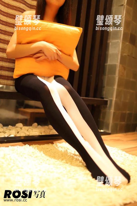 ROSI写真 图集精选:ROSI的校服,宛如一场没有终点的放学狂欢。