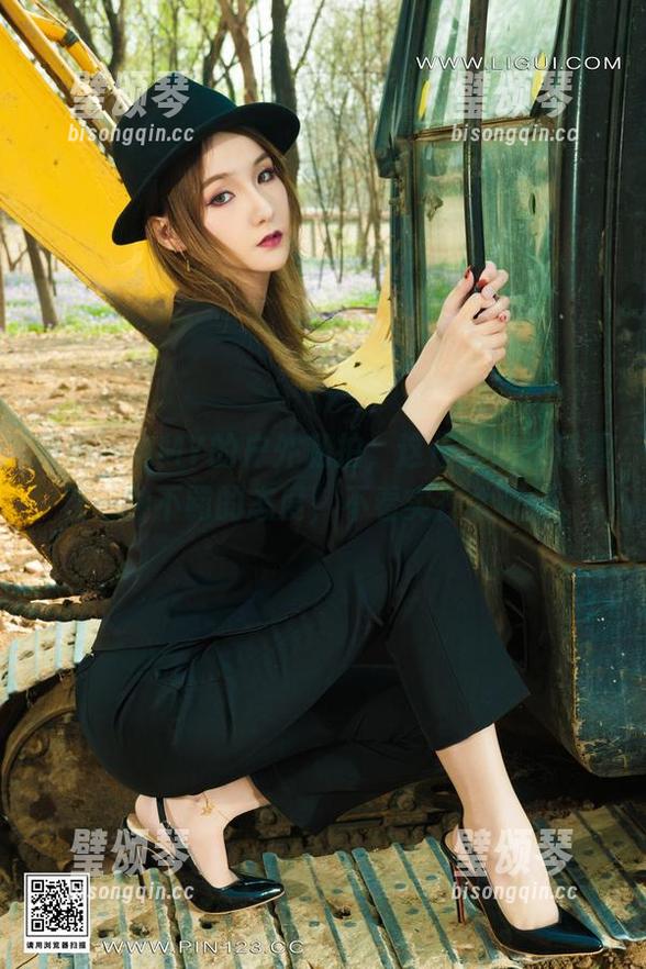 丽柜-AMY 丽柜 - AMY的户外私拍,这作品隐隐透露着一种不羁的态度,不看实在太可惜。