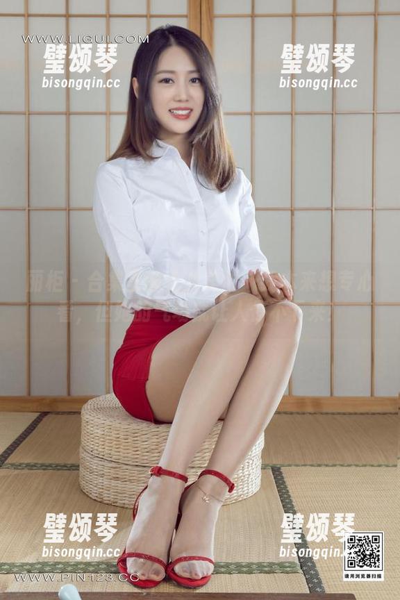 丽柜-允儿 丽柜 - 合集里的允儿美脚…我本来想专心看,但她的气场就让人停不下来!