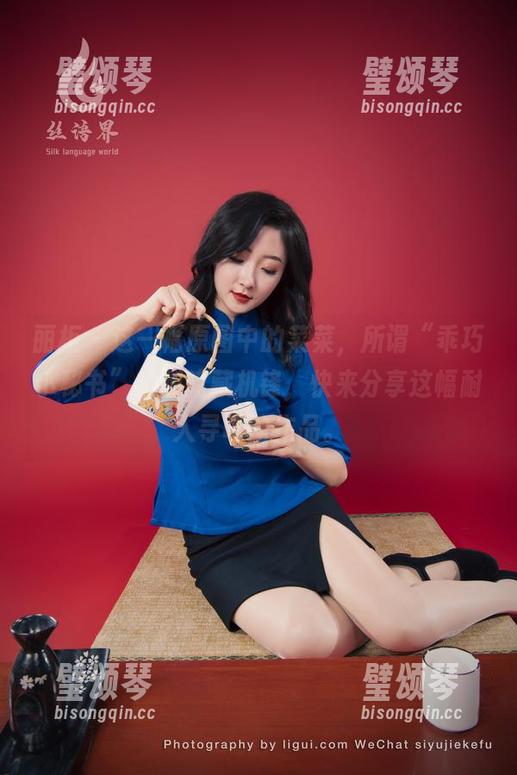 丽柜-菜菜 丽柜 - 这一幅原图中的菜菜,所谓“乖巧小秘书”实则暗藏机锋,快来分享这幅耐人寻味的作品。