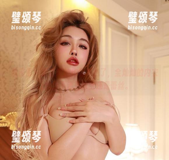 于芷晴 微密圈 - 于芷晴的作品真绝了,金灿灿的内衣让我分不清是珠宝还是蕾丝。