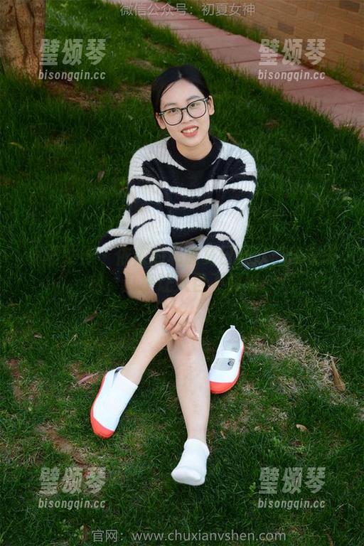 初夏女神-依依 初夏女神 - 依依的私房夏日狂欢:泳衣时刻,几乎让人目不转睛!