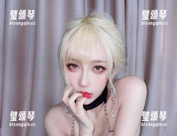 啾小妍 啾小妍的全套“暗夜猫女”,这光影下可是热闹得很呢…