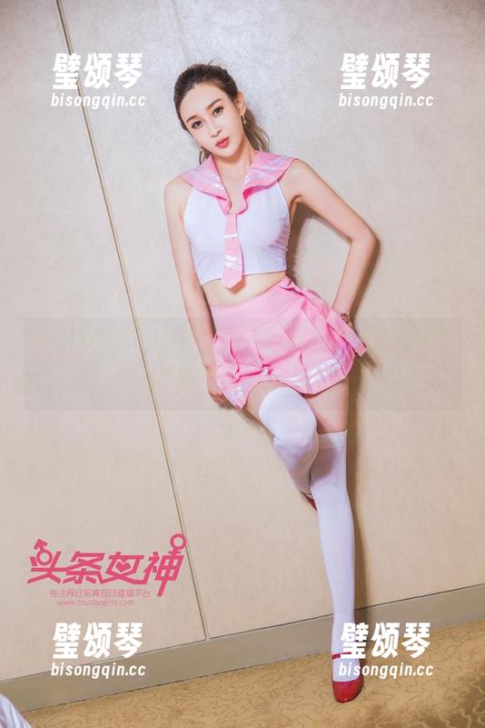 头条女神-小晴子 头条女神 - 小晴子与我们同庆圣诞,附赠的免费图片来啦!