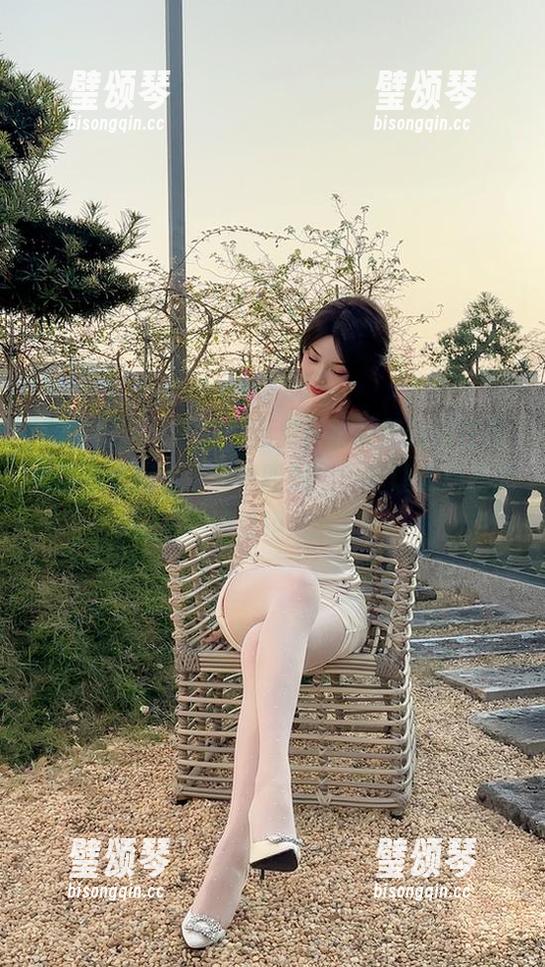 徐莉芝 微密圈 - 宁静的原图里,徐莉芝依旧在用她的方式宣告“激情四射”,真让人对画面没法拒绝。