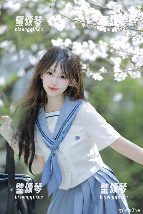 怡子yiii 图片里的连体衣设计,材质和怡子yiii的气质完美结合,赶紧下载吧,精彩尽在手中!