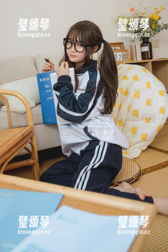 神沢永莉 神沢永莉的新作听说是白裙主题,搞得我也想去找图集看了。