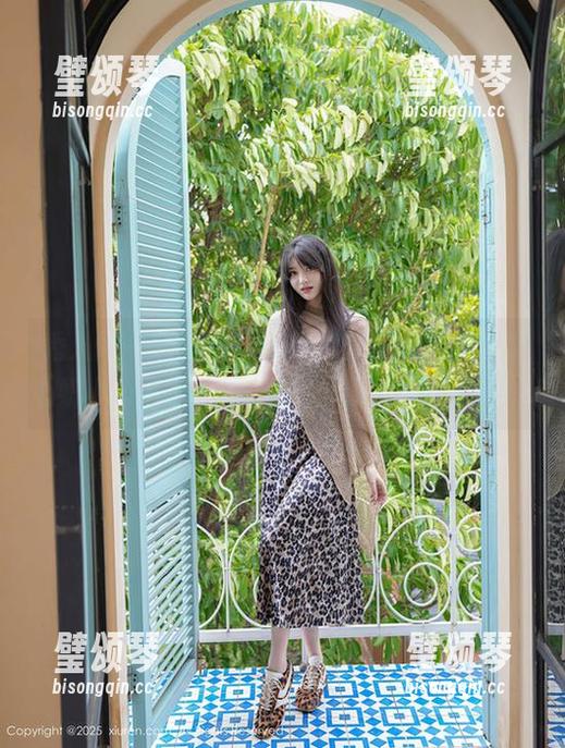 秀人网 - 清新中带点撩人的原图，没想到心妍小公主黑丝演绎得也能如此不落俗套。