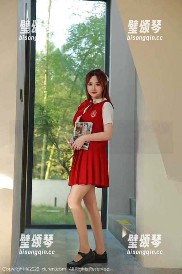 秀人网-雨儿1494 秀人网 - 校服摆拍大集合:雨儿1494的裤子好像比我的学识还扎实!