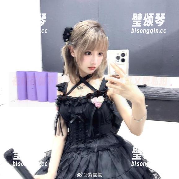 紫氯氯 在樱花树下奔跑的少女,紫氯氯又把私拍推向了新高度!