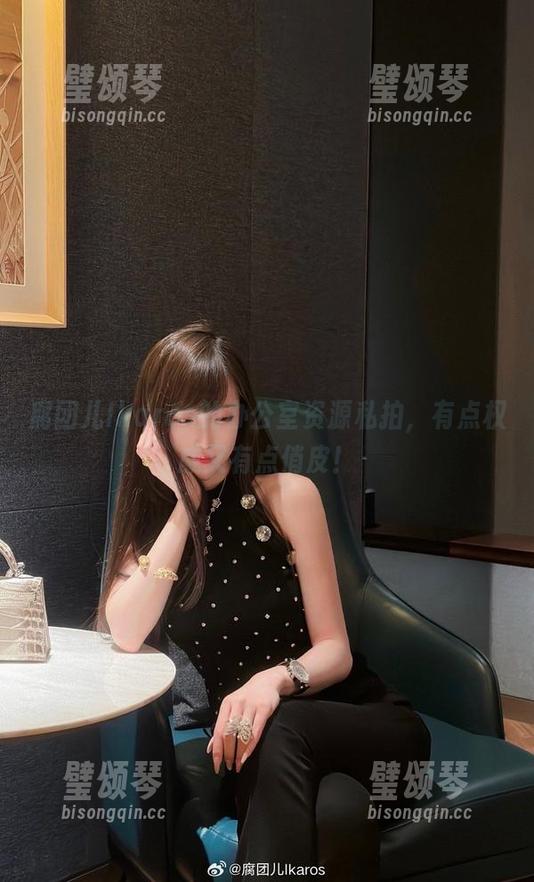 腐团儿Ikaros 腐团儿Ikaros的办公室资源私拍,有点权威又有点俏皮!