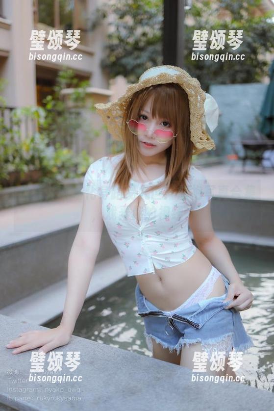 荒井喵喵 当荒井喵喵化身路易九世:旗袍写真合集,戏弄你的视线