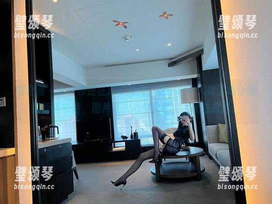 葛征 微密圈 - 上一秒还在追求简约,这一秒有人做了葛征的最新连衣裙,图片让人心生向往,太无法抵挡。