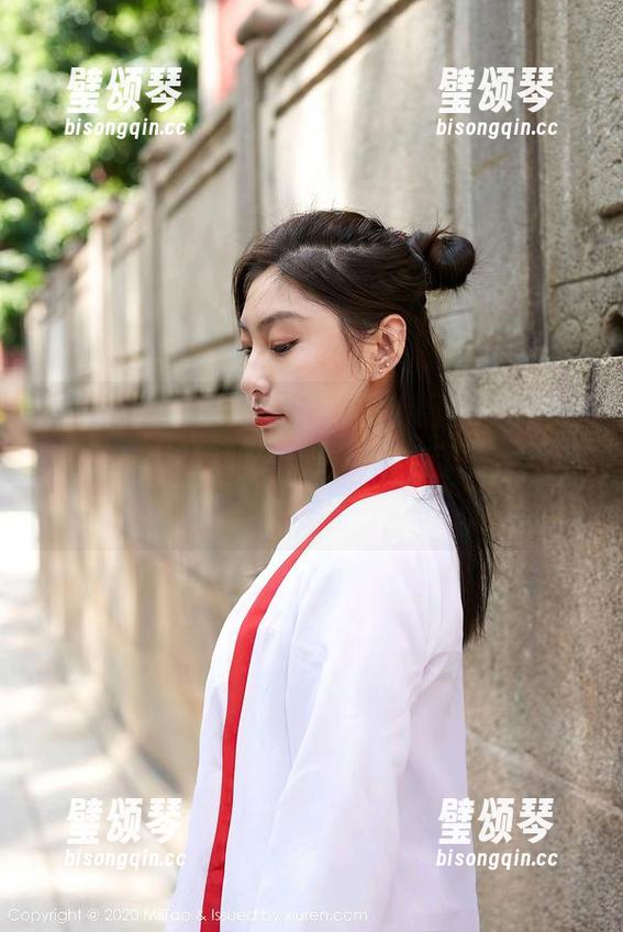 蜜桃社-小魔女lily 蜜桃社 - 小魔女lily的黑白原图:资源有限,以至于我的想象力被困在了复古砖墙前。