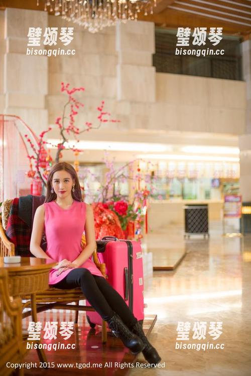 青豆客-黄可christine 青豆客 - 黄可christine最新写真:红裙里面藏了多少心事?