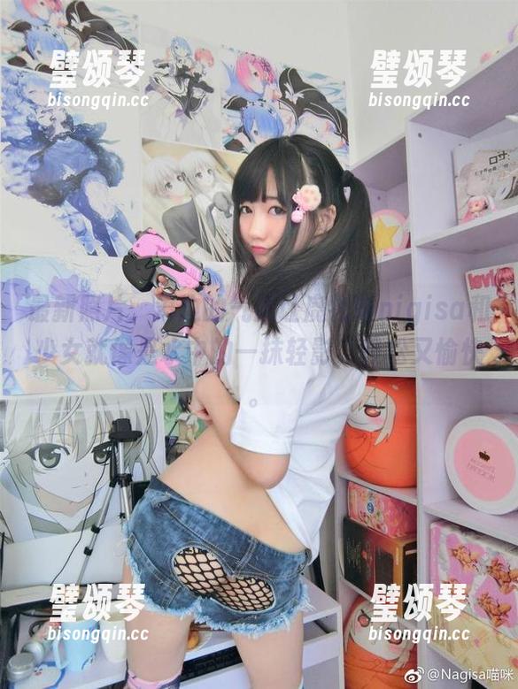 魔物喵nigisa 最新照片:海边的气氛让魔物喵nigisa和少女就像是水中的一抹轻影,轻松又愉快。