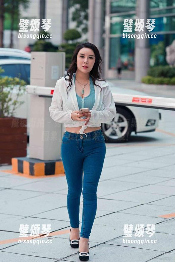 魔镜街拍-婷婷 魔镜街拍 - 婷婷的白色吊带裙与黑丝美腿图集,夏日狂欢来一发!