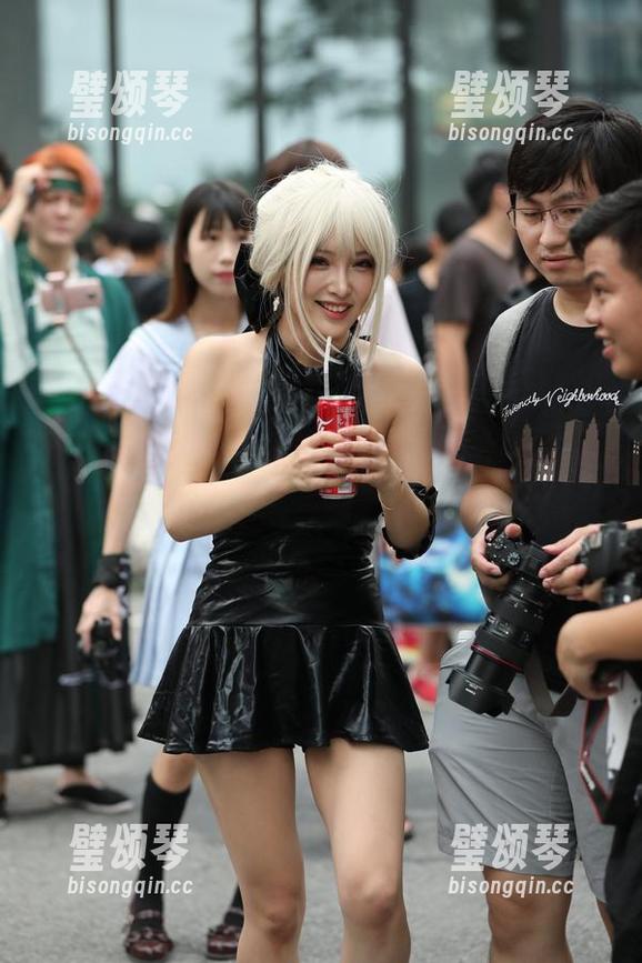魔镜街拍 魔镜街拍:从高跟到美图,私拍的旅程充满戏谑。